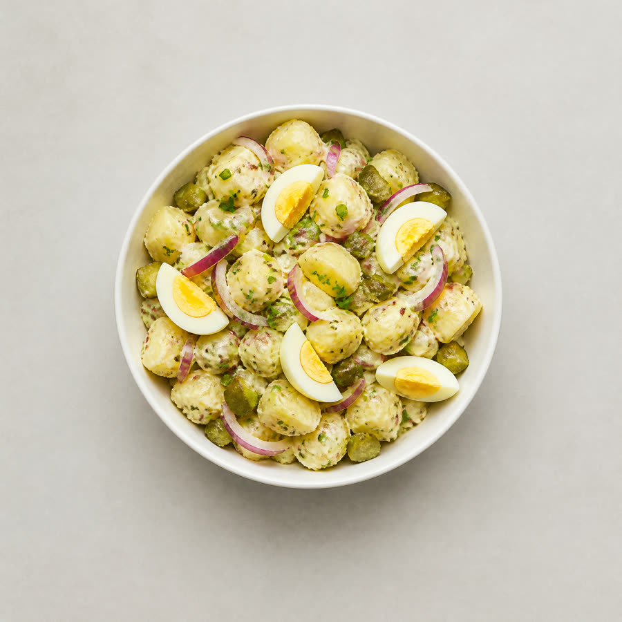 Aardappelsalade met augurk, ei en bieslook