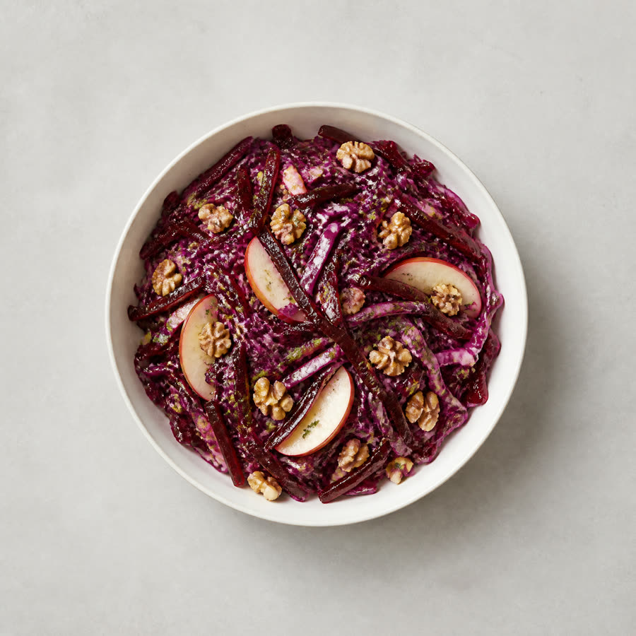 Rodekoolsalade met biet, appel en walnoot
