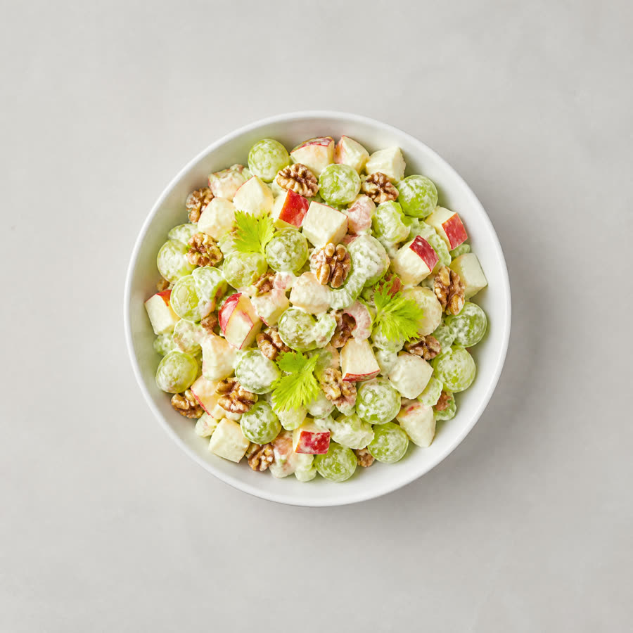Waldorfsalade met appel, bleekselderij, walnoot en druif