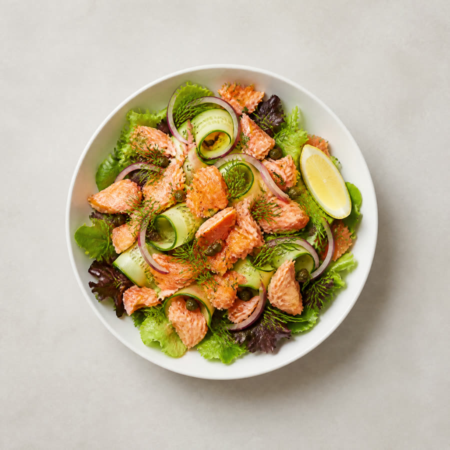 Zalmsalade met komkommer, kappertjes en dille
