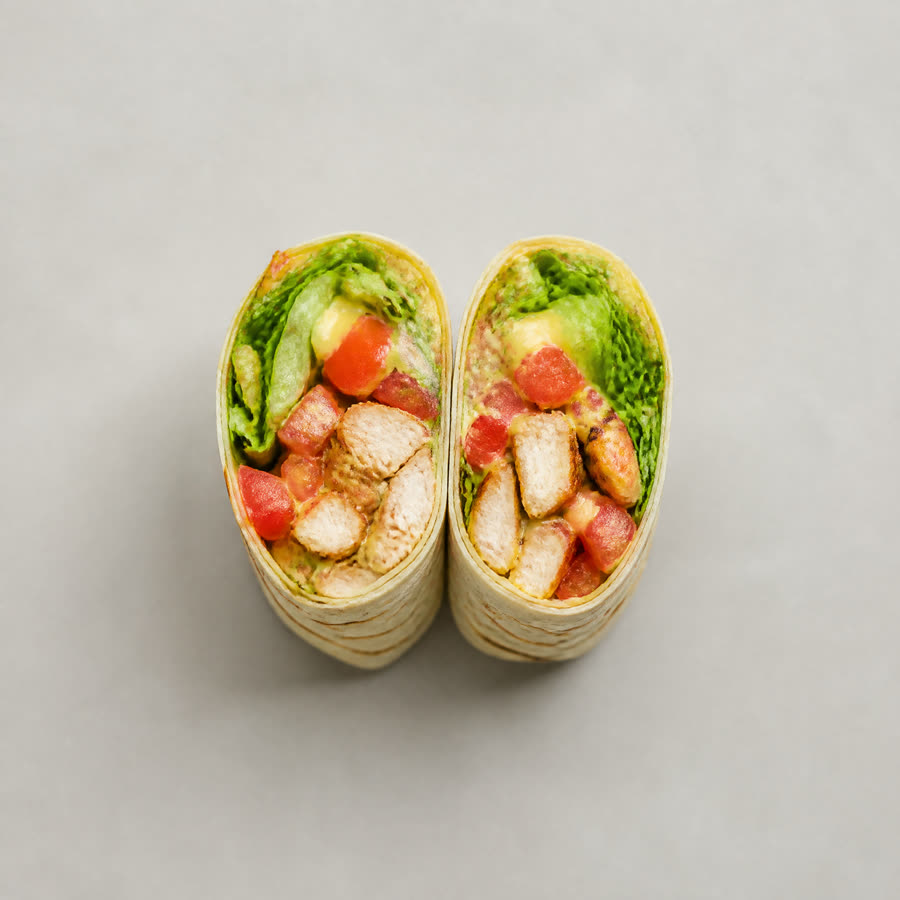 Kipwrap met sla, tomaat en kerriesaus